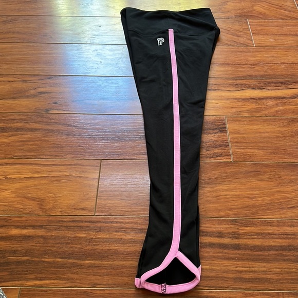 Yoga pants, never worn and still has price tag attached. - Picture 4 of 6